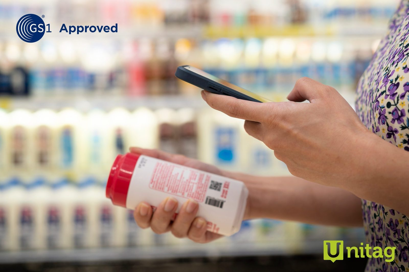 Consommatrice scannant le QR code d'un produit avec son smartphone en magasin, plateforme Unitag approuvée par GS1