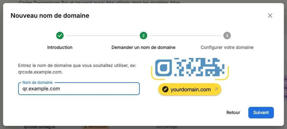 Deuxième étape de l'assistant : le champ Nom de domaine renseigné avec qr.example.com, à côté d'une illustration d'URL courte de marque Deuxième étape de l'assistant : le champ Nom de domaine renseigné avec qr.example.com, à côté d'une illustration d'URL courte de marque