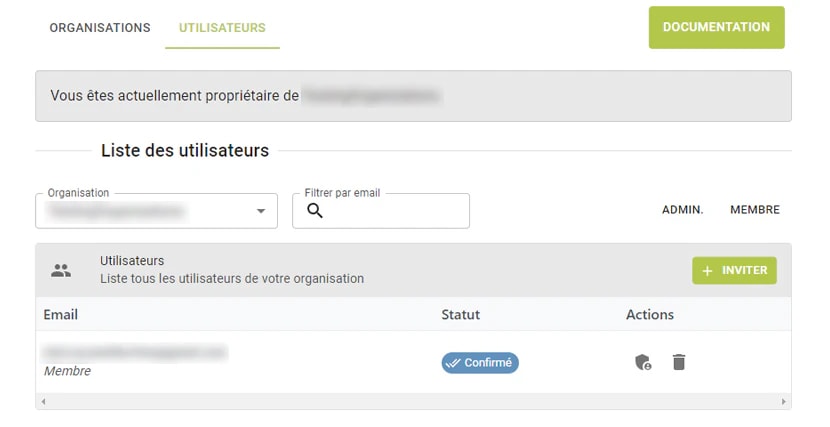 L'onglet Utilisateurs listant les membres de l'organisation et leur statut, au-dessus du bouton Inviter L'onglet Utilisateurs listant les membres de l'organisation et leur statut, au-dessus du bouton Inviter